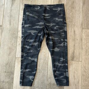 Athleta Ultimate stash pocket camp 7/8 tight